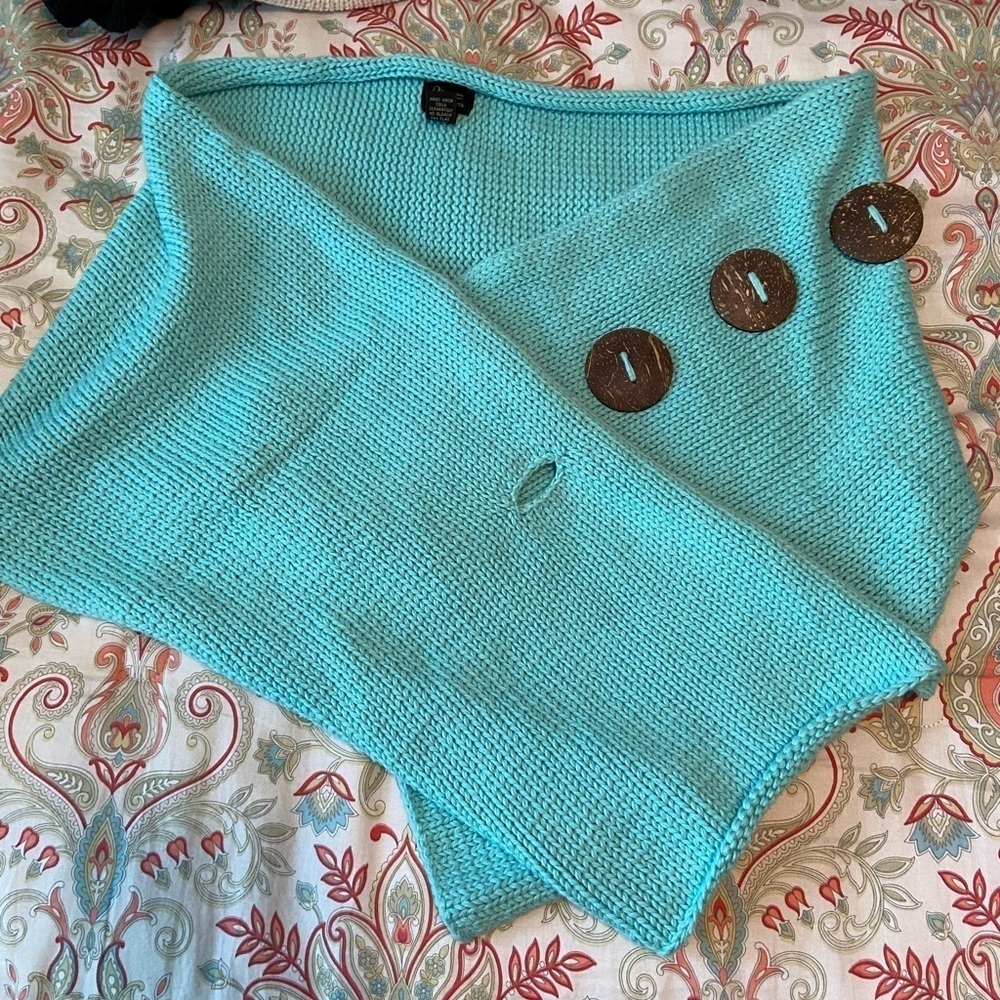 Pure chunky knit scarf/shawl with 3 button options